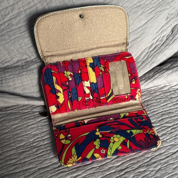 Sakroots Artist Circle XL wallet in Crimson Flower Power - Picture 5 of 10